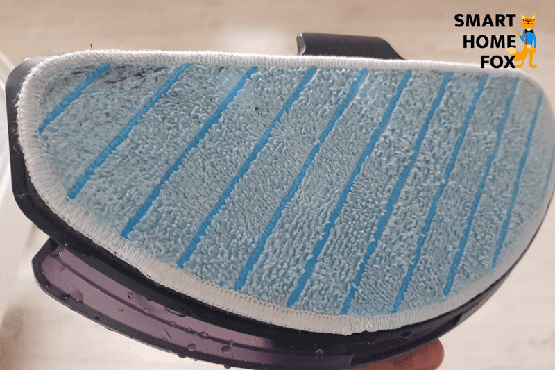 dreckiges Wischtuch des Ecovacs Deebot T9 AIVI ist in der Nahaufnahme zu sehen